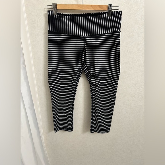 Lululemon striped crop size 8 - Picture 2 of 3